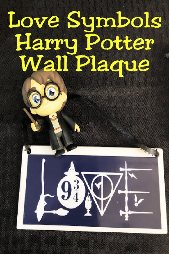 Show your love of the world of Harry Potter and don't hide that love with this fun Harry Potter wall plaque perfect for your home or office.  Plaque has a navy blue background.  Inside border is the world 